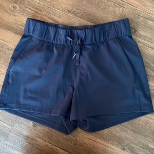 Lululemon On the Fly Shorts Woven 2.5 Midnight Navy Size 2
